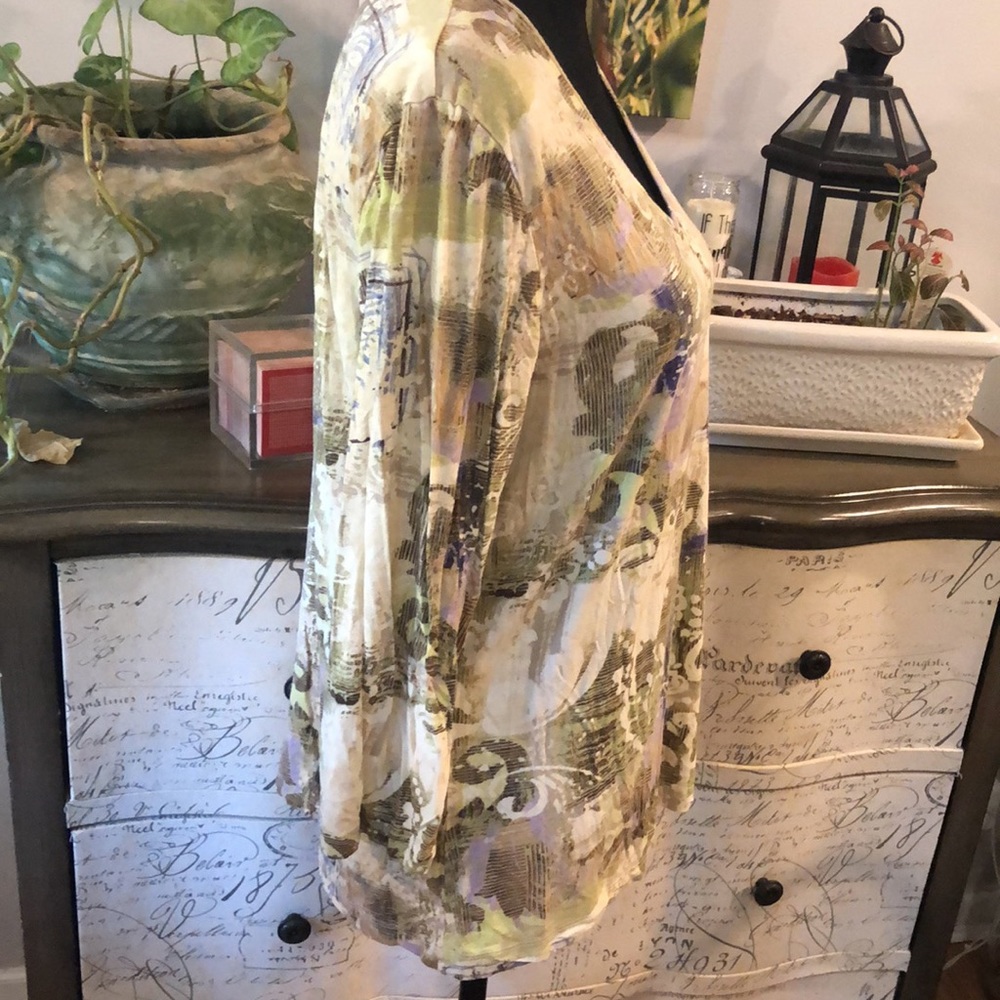 CHICOS THREE QUARTER SLEEVE FLORAL ABSTRACT CREAM GREEN PURPLE TOP CHICOS SIZE 2 - Picture 4 of 13